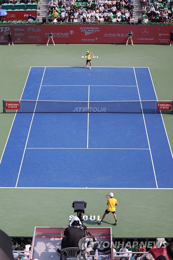 Kwon Soon-woo of South Korea (top) hits a shot to Jenson Brooksby of the United States during their men's singles second-round match at the ATP Eugene Korea Open at Olympic Park Tennis Center in Seoul on Sept. 29, 2022. (Yonhap)