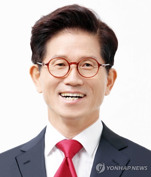 Kim Moon-soo named chief of gov't commission on labor, social issues