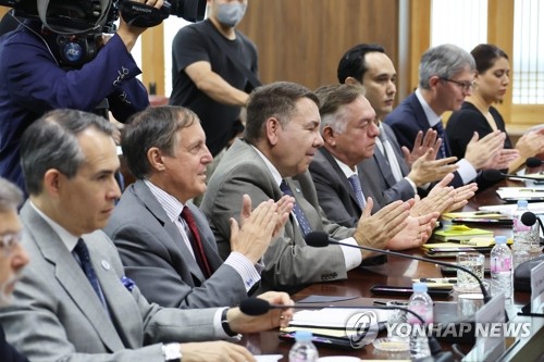 El canciller surcoreano con los embajadores de los países latinoamericanos ante Seúl