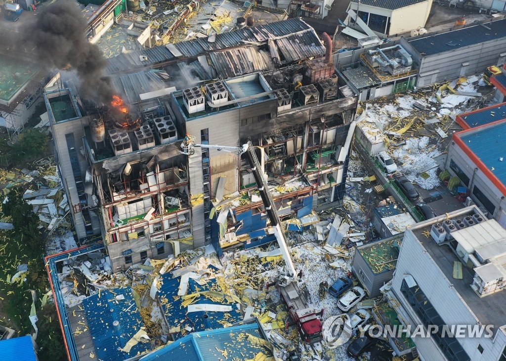 El edificio de una compañía farmacéutica en Hwaseong, a unos 50 kilómetros al sur de Seúl, arde en llamas, el 30 de septiembre de 2022.