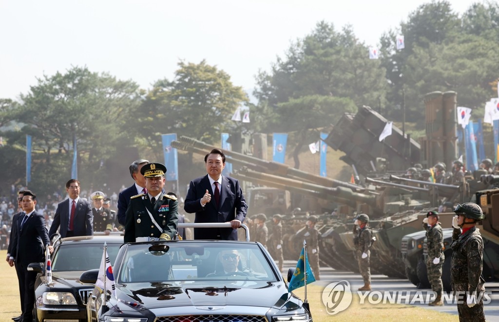 President Yoon Suk-yeol (R) gives a thumbs-up while reviewing troops at an Armed Forces Day ceremony at the Gyeryongdae military headquarters 160 kilometers south of Seoul on Oct. 1, 2022. (Yonhap) 