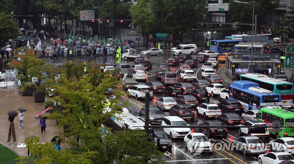 大規模集会の影響で起きたソウル中心部の渋滞（資料写真）＝（聯合ニュース）