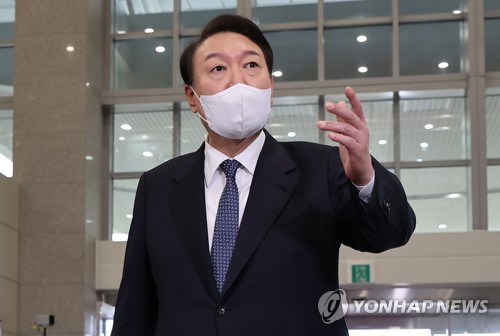  Yoon warns of 'resolute' response after N. Korea's IRBM launch