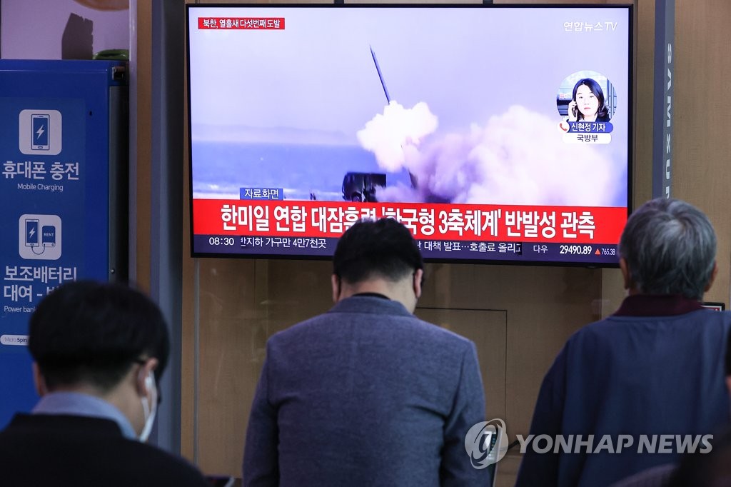 ソウル駅で北朝鮮のミサイル発射のニュースを見つめる市民たち＝４日、ソウル（聯合ニュース）