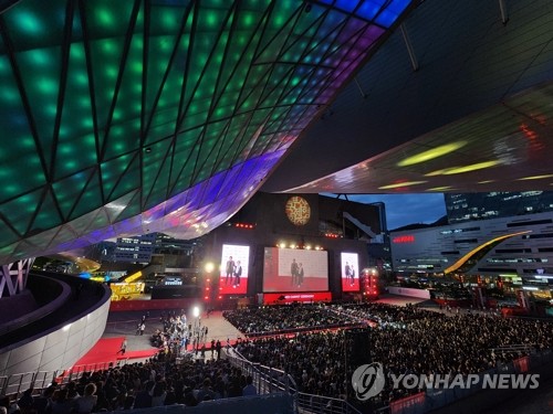 (LEAD) Busan film festival back in full force with packed events