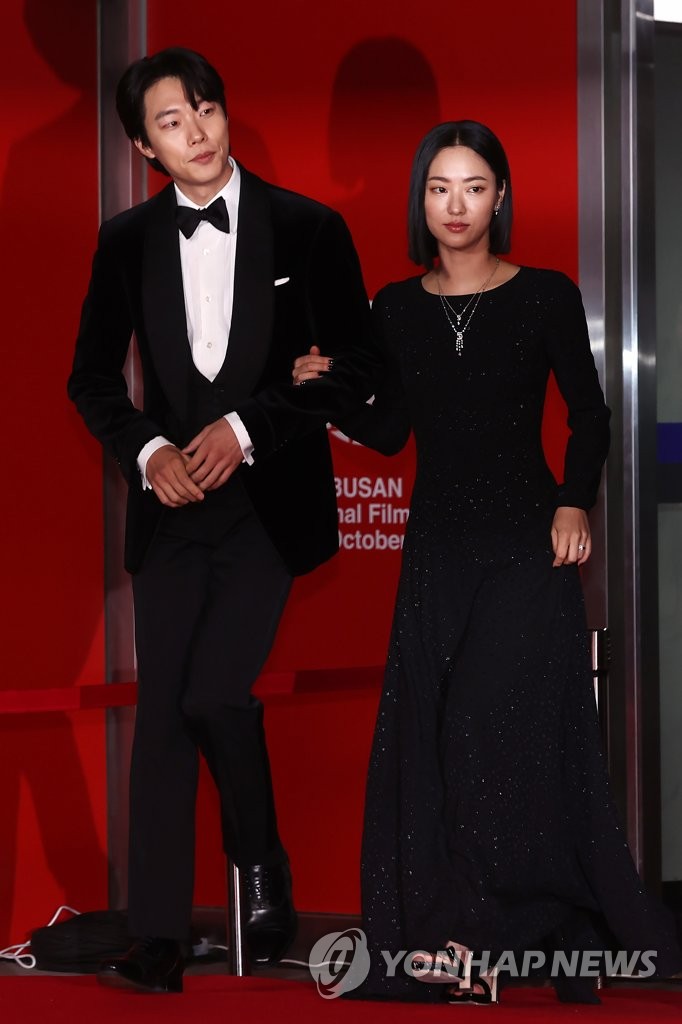 الممثلان «ريو جون-يول» و«جيون يو-بين» يسيران على السجادة الحمراء