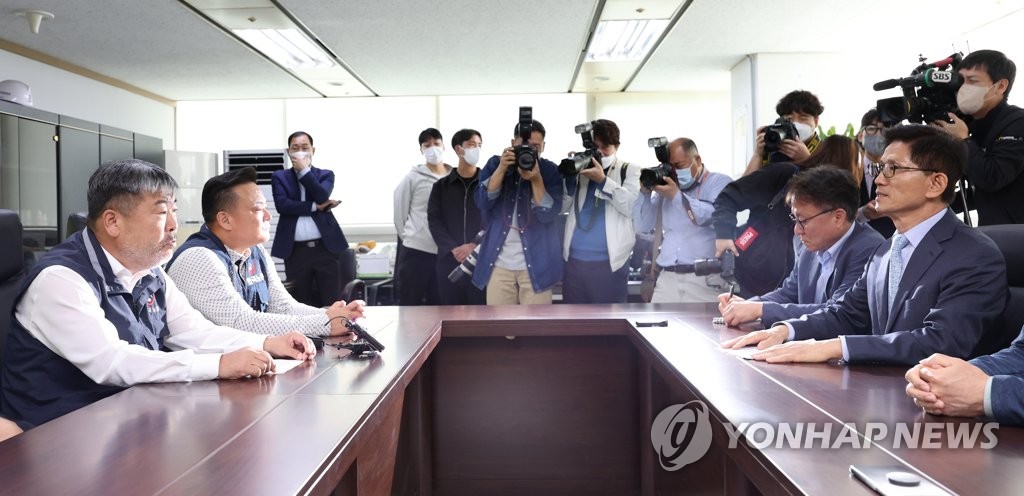 지난 10월 한국노총 간 김문수 위원장(오른쪽)