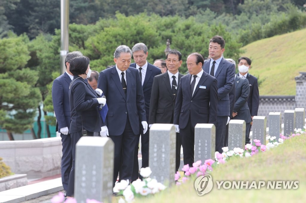 Ex-Japanese PM visits May 18 Nat'l Cemetery