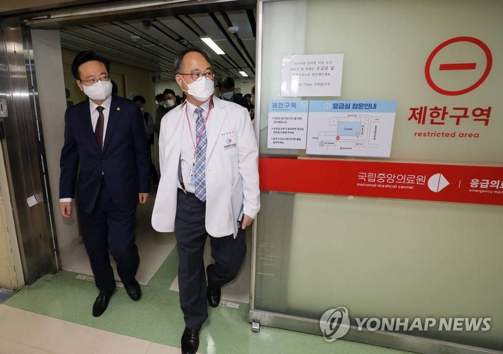 Health minister visits national medical center