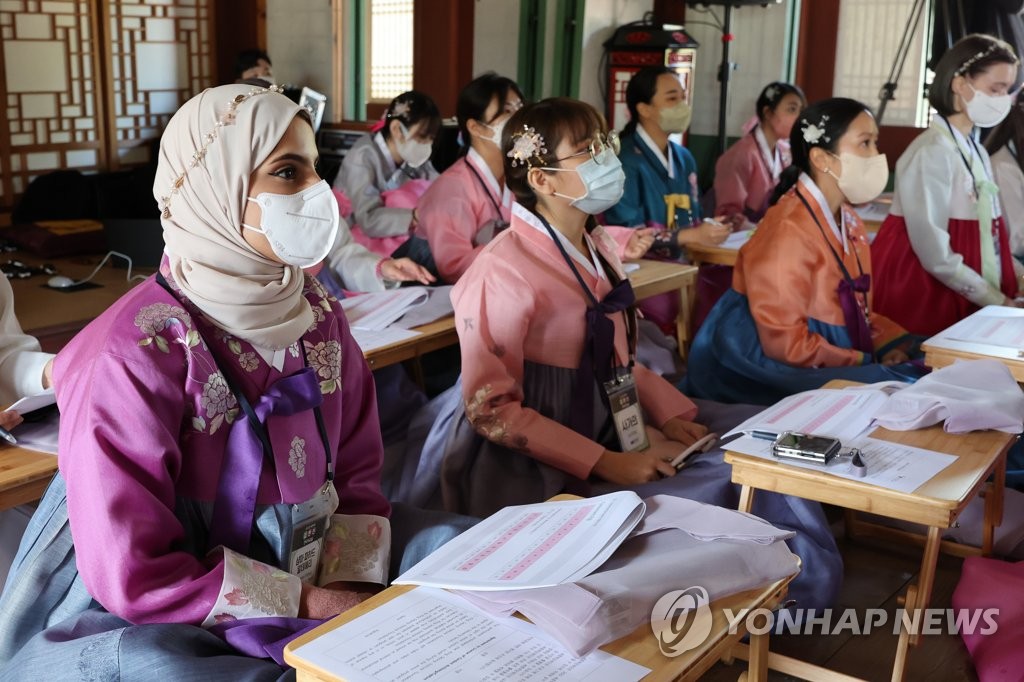 '한글배워요'…022 세종학당 집현전 한국어 교실' 참가한 외국인들