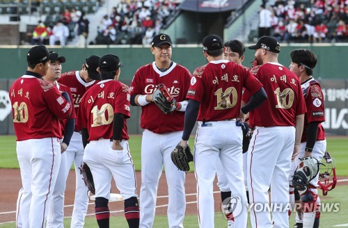 Ex-Mariner Dae-ho Lee returns to South Korea's Lotte Giants