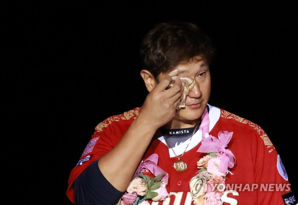 In this file photo from Oct. 8, 2022, former Lotte Giants slugger Lee Dae-ho wipes away tears during his retirement ceremony at Sajik Baseball Stadium in Busan, 325 kilometers southeast of Seoul. (Yonhap)