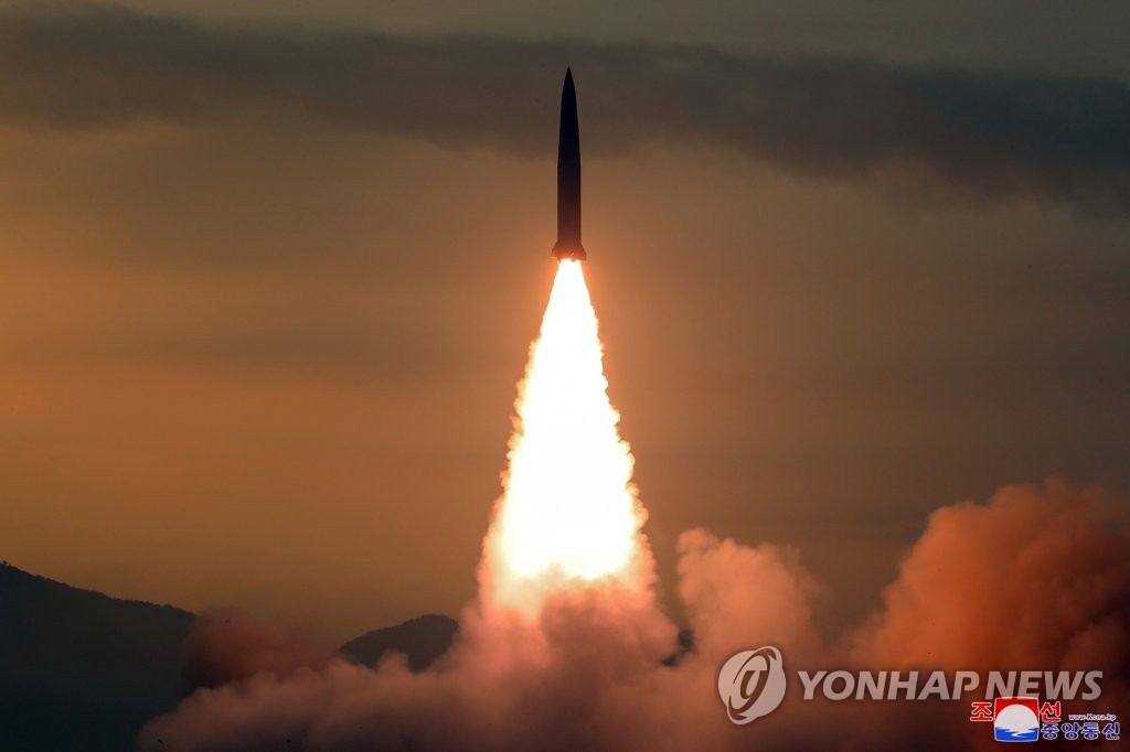 북한 탄도미사일 발사 장면