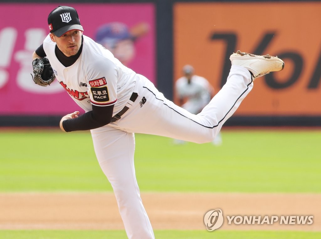 Wes Benjamin of the KT Wiz pitches against the NC Dinos during the top of the first inning of a Korea Baseball Organization regular season game at KT Wiz Park in Suwon, 35 kilometers south of Seoul, on Oct. 10, 2022. (Yonhap)