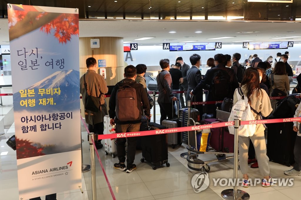 Un mostrador de facturación para un vuelo de Gimpo-Haneda se encuentra abarrotado de turistas salientes, el 11 de octubre de 2022, en el Aeropuerto Internacional de Incheon, al oeste de Seúl, ya que Japón ha reanudado los viajes sin visado para los surcoreanos a partir del mismo día. 