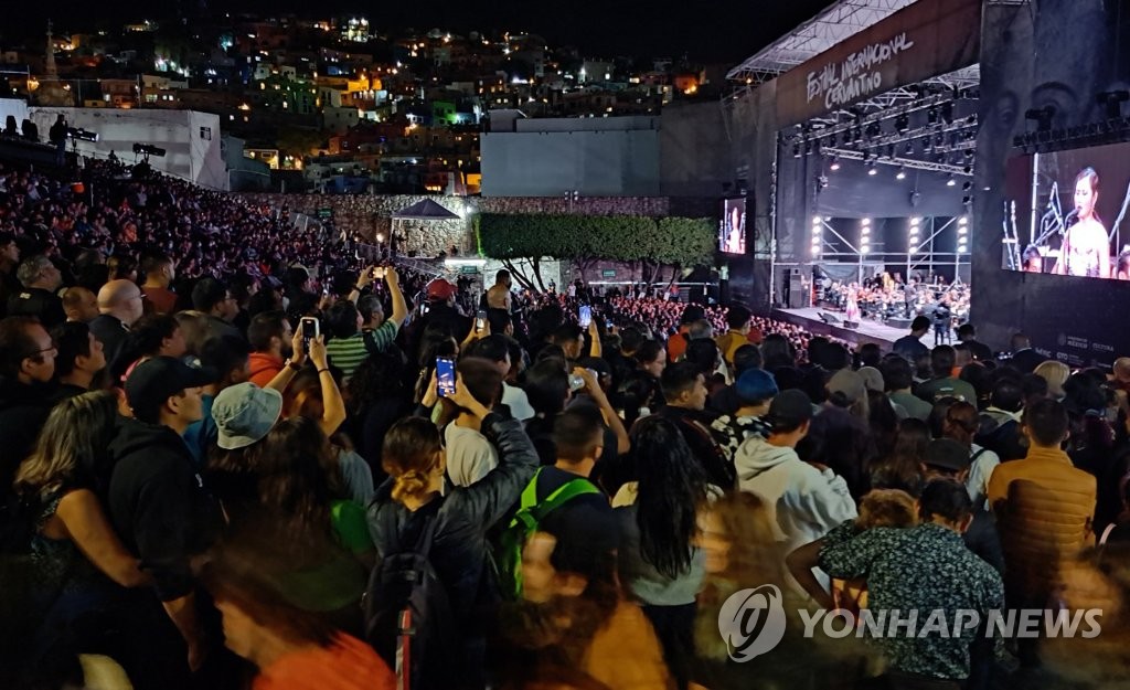 한국 소프라노 무대 감상하는 멕시코 청중