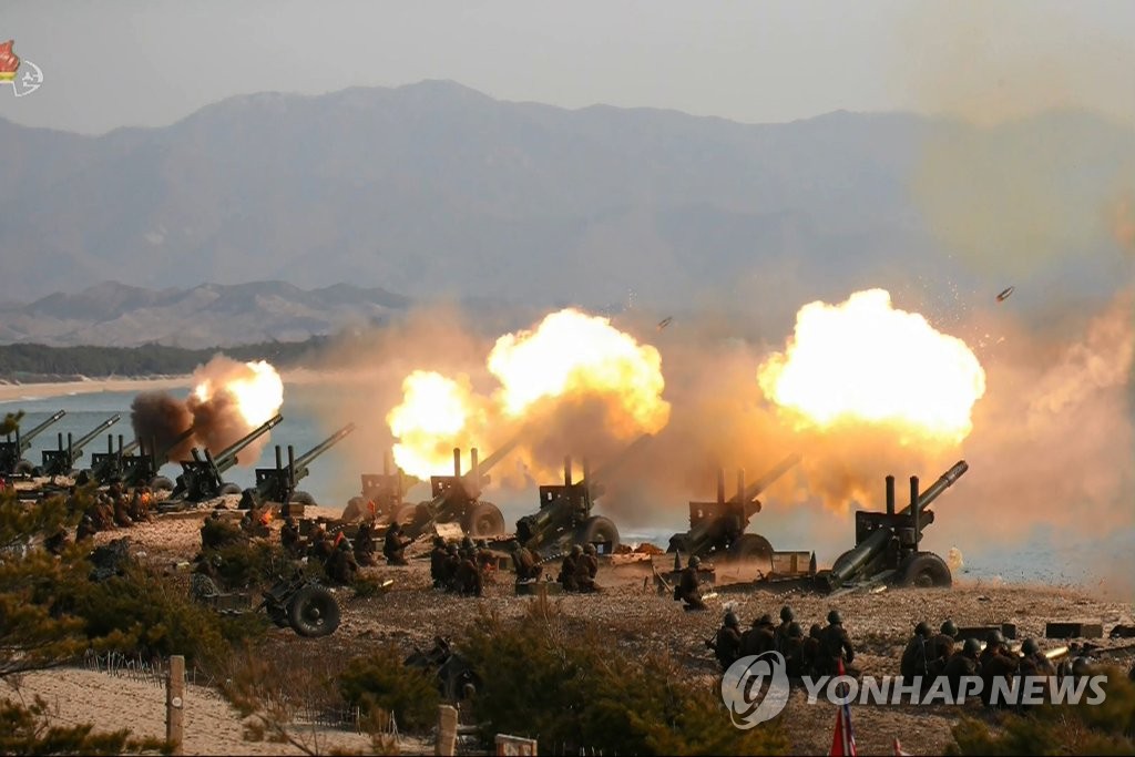 Cette image, diffusée en mars 2020 par la télévision centrale officielle de Corée du Nord, montre des unités d'artillerie tirant des obus. (Utilisation en Corée du Sud uniquement et redistribution interdite)