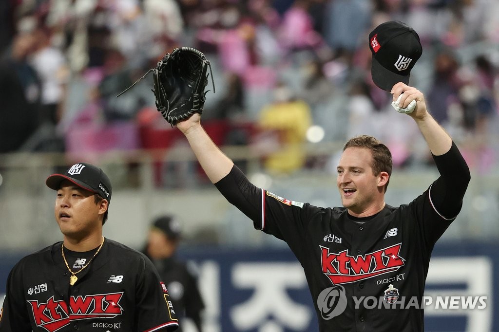 KT Wiz starter Wes Benjamin (R) celebrates a catch made by left fielder Anthony Alford against the Kiwoom Heroes during the bottom of the fifth inning of Game 2 of the first round in the Korea Baseball Organization postseason at Gocheok Sky Dome in Seoul on Oct. 17, 2022. (Yonhap)