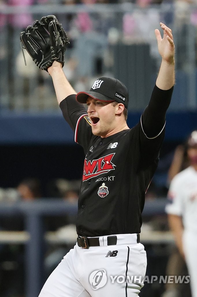 KT Wiz starter Wes Benjamin celebrates a catch made by left fielder Anthony Alford against the Kiwoom Heroes during the bottom of the fifth inning of Game 2 of the first round in the Korea Baseball Organization postseason at Gocheok Sky Dome in Seoul on Oct. 17, 2022. (Yonhap)