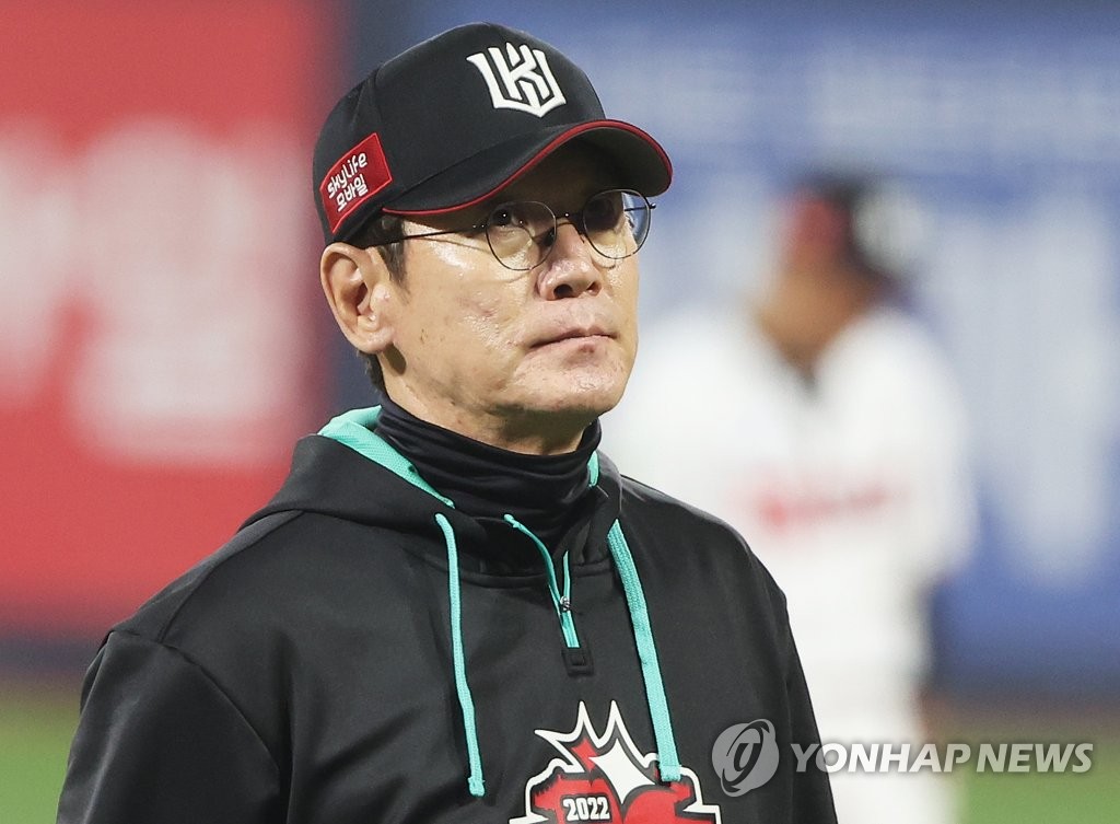 In this file photo from Oct. 20, 2022, KT Wiz manager Lee Kang-chul returns to the dugout after a mound visit during the top of the third inning of Game 4 of the first round in the Korea Baseball Organization postseason against the Kiwoom Heroes at KT Wiz Park in Suwon, some 35 kilometers south of Seoul. (Yonhap)