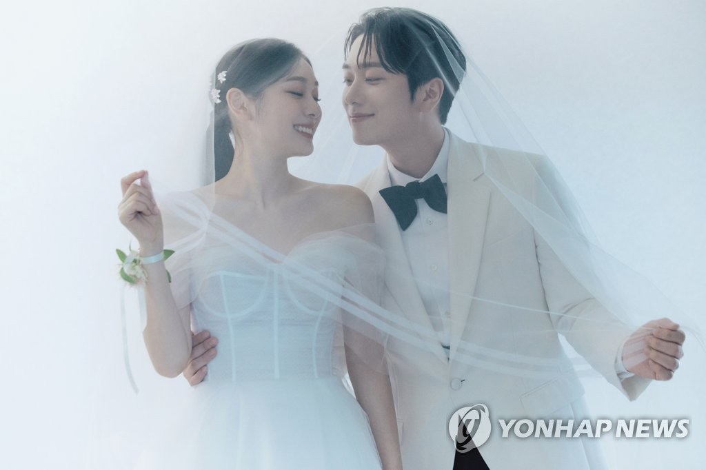 La foto de boda, lanzada, el 22 de octubre de 2022, por All That Sports, muestra a la ex patinadora artística surcoreana Kim Yu-na (izda.) y el cantante de música clásica surcoreano Ko Woo-rim. (Prohibida su reventa y archivo)