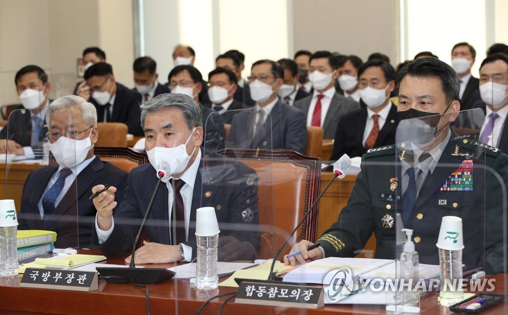 ２４日、国会で議員の質問に答える李鐘燮長官（国会写真記者団）＝（聯合ニュース）