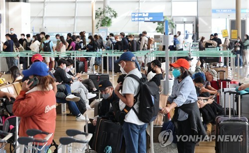 海外旅行に向かう人たちで混雑する仁川国際空港（資料写真）＝（聯合ニュース）