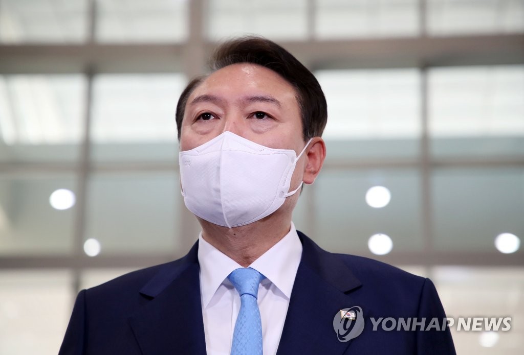 El presidente, Yoon Suk-yeol, habla a los reporteros, el 27 de octubre de 2022, al llegar a la oficina presidencial, en Seúl. (Foto del cuerpo de prensa. Prohibida su reventa y archivo)