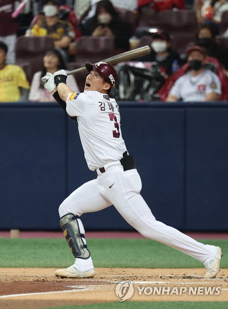 Kim Hye-seong of the Kiwoom Heroes hits an RBI single against the LG Twins during the bottom of the first inning of Game 4 of the second round in the Korea Baseball Organization postseason at Gocheok Sky Dome in Seoul on Oct. 28, 2022. (Yonhap)