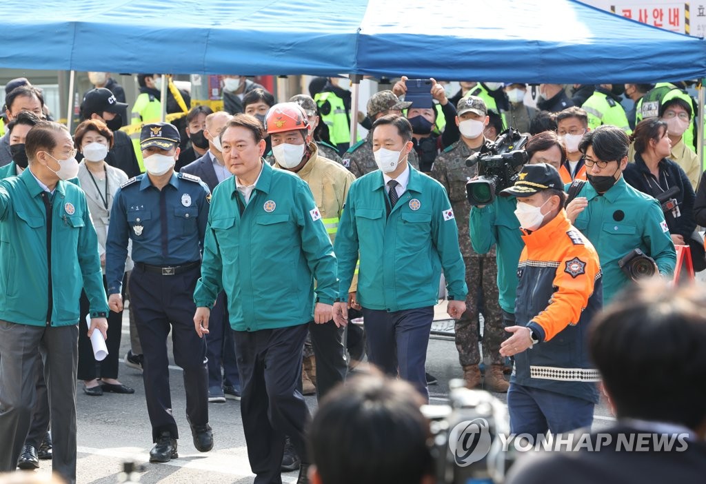 Yoon Visits Itaewon Stampede Site | Yonhap News Agency