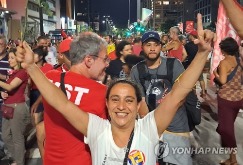 '브라질 룰라 당선'을 축하하기 위해 거리로 쏟아져 나온 시민들