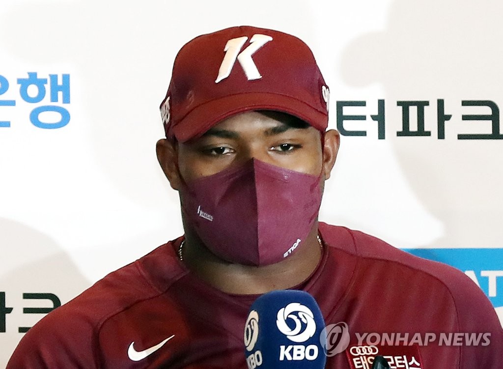 Kiwoom Heroes outfielder Yasiel Puig speaks during the Korean Series media day event at Munhak Stadium in Incheon, some 30 kilometers west of Seoul, on Oct. 31, 2022. (Yonhap)