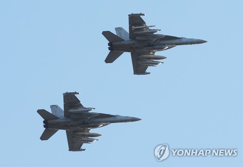 La foto, tomada el 2 de noviembre de 2022, muestra aviones de guerra electrónica EA-18 volando sobre los cielos de la Base Aérea de Osan, en Pyeongtaek, a 70 kilómetros al sur de Seúl, a medida que Seúl y Washington sostienen ejercicios aéreos conjuntos a gran escala.