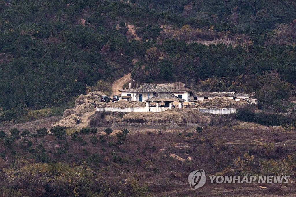 지난달 3일 북한 황해북도 개풍군에서 농사일하는 북한 주민들