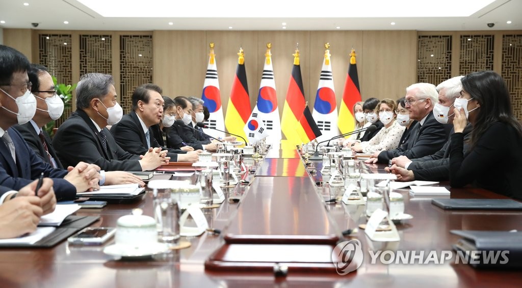 South Korean President Yoon Suk-yeol (4th from L) and German President Frank-Walter Steinmeier (3rd from R) hold talks at the presidential office in Seoul on Nov. 4, 2022. (Pool photo) (Yonhap)
