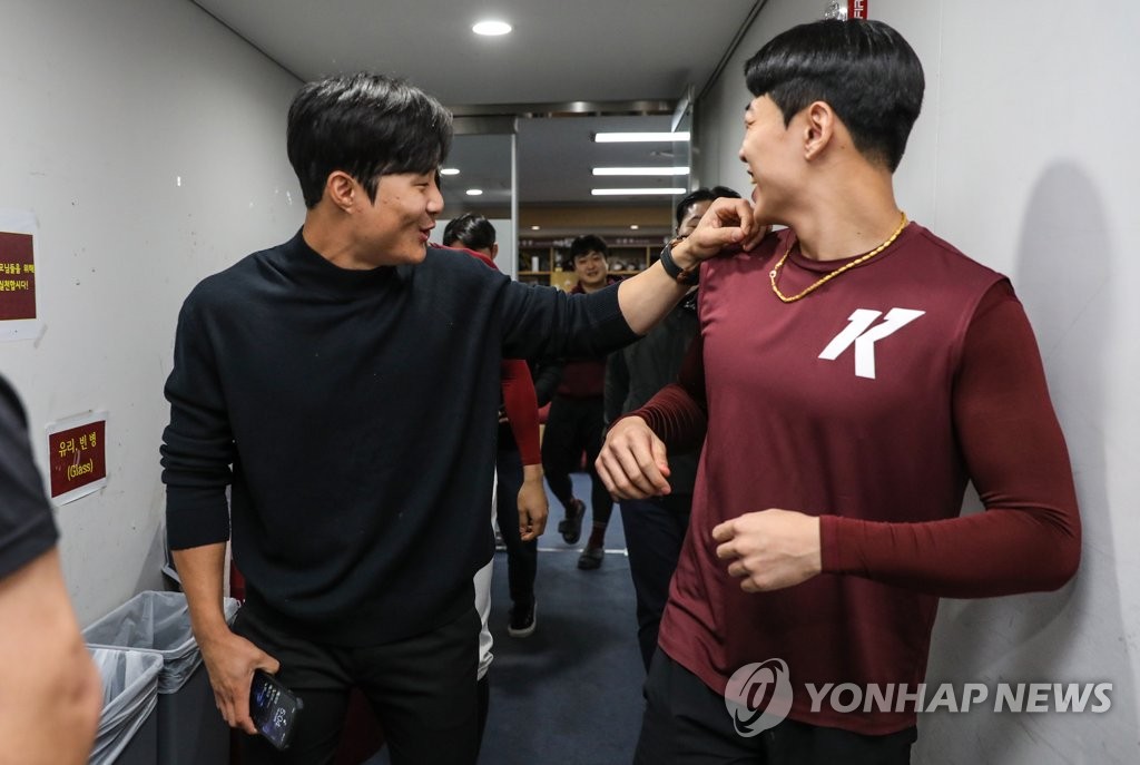 Kim Ha-seong of the San Diego Padres (L) greets his former Kiwoom Heroes teammate Song Sung-mun prior to Game 3 of the Korean Series between the Heroes and the SSG Landers at Gocheok Sky Dome in Seoul on Nov. 4, 2022, in this photo provided by the Heroes. (PHOTO NOT FOR SALE) (Yonhap)