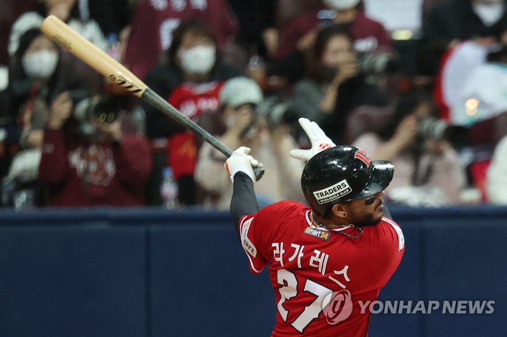 Yasiel Puig trips over first base in KBO League mishap