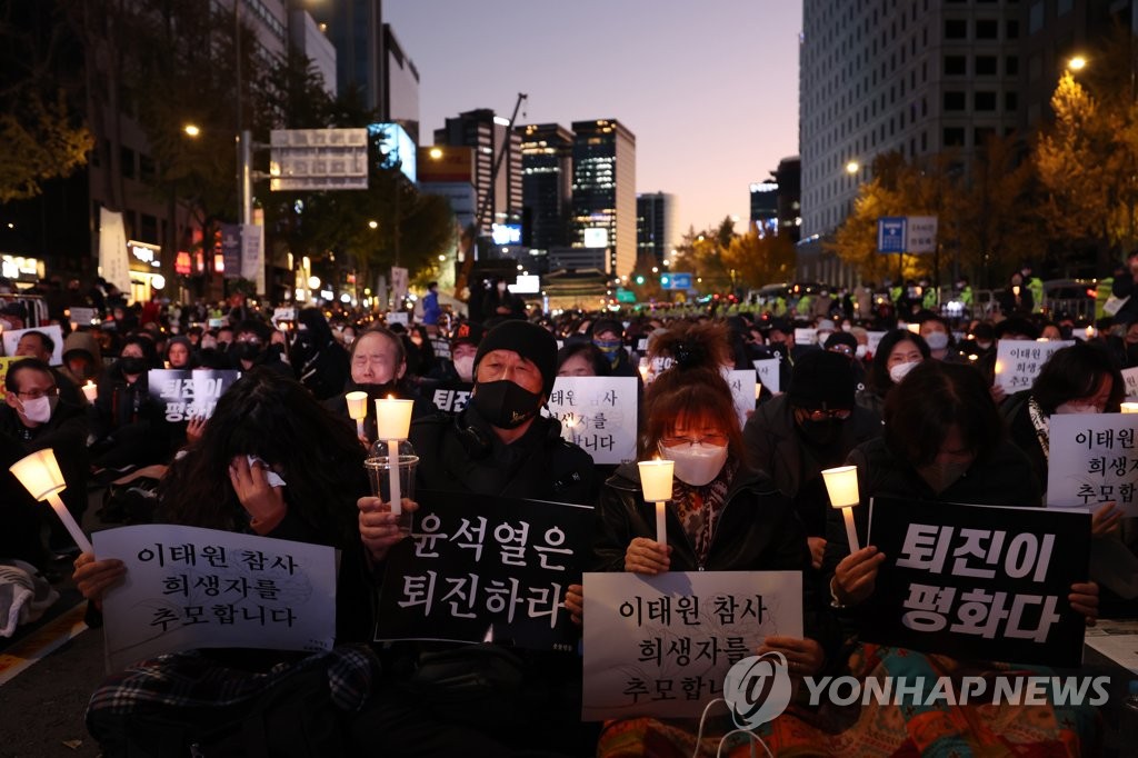 ５日にソウルで開かれた集会で政権退陣を求める参加者＝（聯合ニュース）