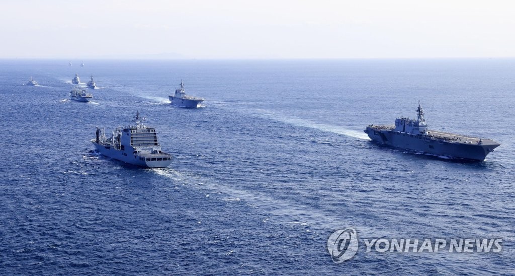 기시다 총리, '욱일기' 이즈모함서 관함식 사열…한국 해군 경례(종합2보) | 연합뉴스