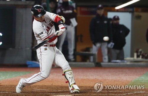 KBO Korean Series Game 2] Choo Shin-soo hits a single off Tyler Eppler.  Choi Ji-hoon with a two run home-run over right field. SSG Landers lead 5-1  over Kiwoom Heroes at the