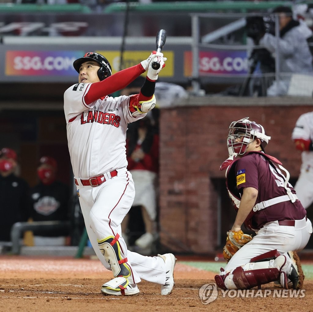Kim Kang-min of the SSG Landers hits a walkoff, three-run home run against the Kiwoom Heroes during the bottom of the ninth inning of Game 5 of the Korean Series at Incheon SSG Landers Field in Incheon, 30 kilometers west of Seoul, on Nov. 7, 2022. (Yonhap)