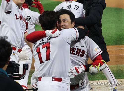 24th May, 2023. Baseball: LG Twins vs. SSG Landers SSG Landers starter Oh  Won-seok throws a pitch during a Korea Baseball Organization regular season  game against the LG Twins at Incheon SSG