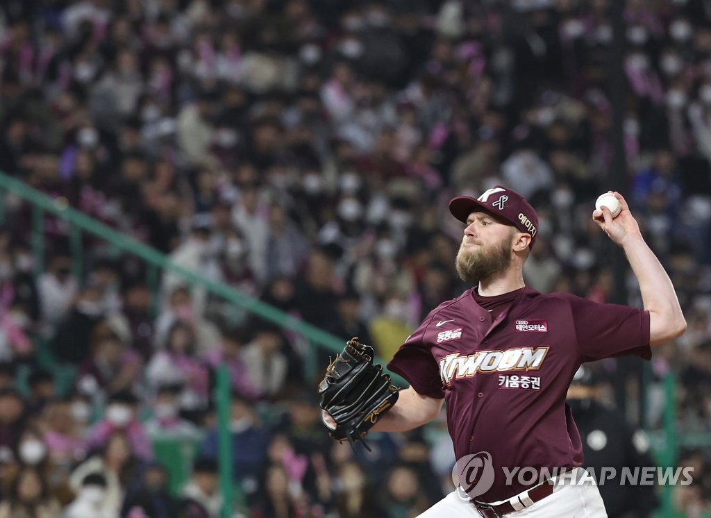 In this file photo from Nov. 8, 2022, Eric Jokisch of the Kiwoom Heroes pitches against the SSG Landers during the bottom of the sixth inning of Game 6 of the Korean Series at Incheon SSG Landers Field in Incheon, some 30 kilometers west of Seoul. (Yonhap)