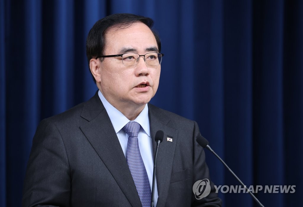 National security adviser Kim Sung-han briefs reporters on President Yoon Suk-yeol's upcoming trip to Cambodia and Indonesia, where he will attend a series of regional summits involving ASEAN and the G-20, at the presidential office in Seoul on Nov. 9, 2022. (Yonhap)