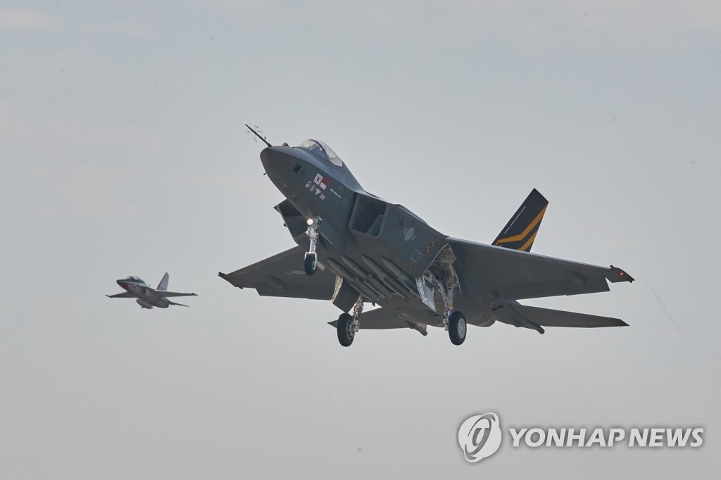 '국산 초음속전투기 KF-21 2호기도 첫 비행 성공'…35분간 날아