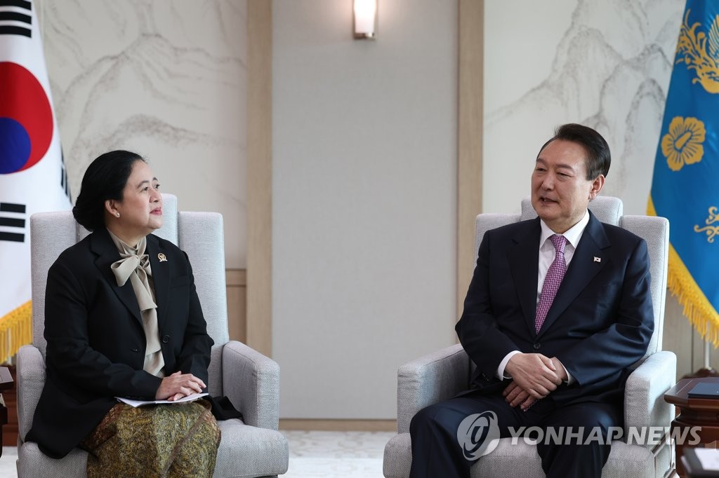 President Yoon Suk-yeol (R) meets with Puan Maharani, speaker of Indonesia's House of Representatives, at his office in Seoul on Nov. 10, 2022, in this photo provided by his office. (PHOTO NOT FOR SALE) (Yonhap)