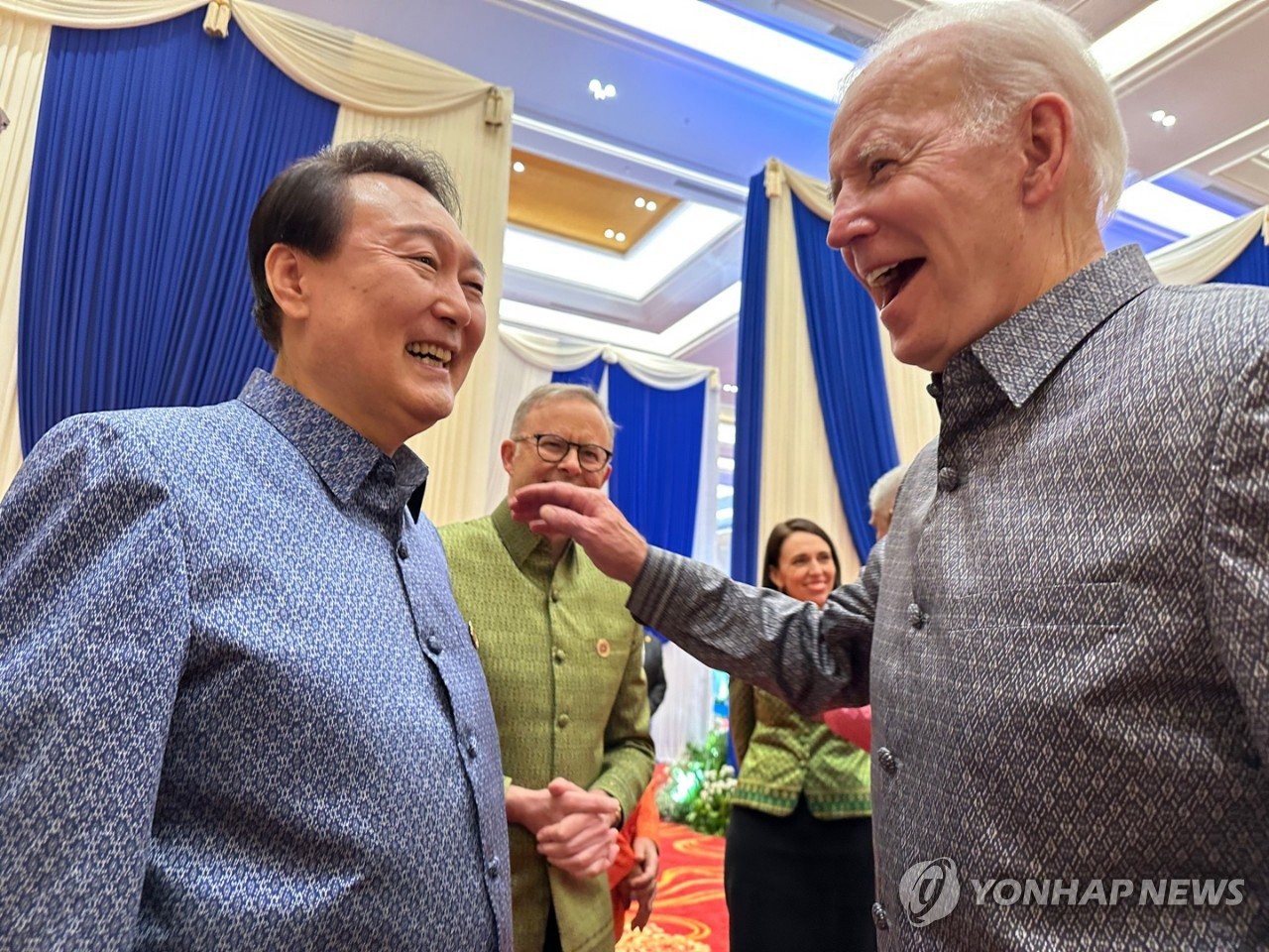 Yoon se reencuentra con Biden en una cena de gala en Camboya