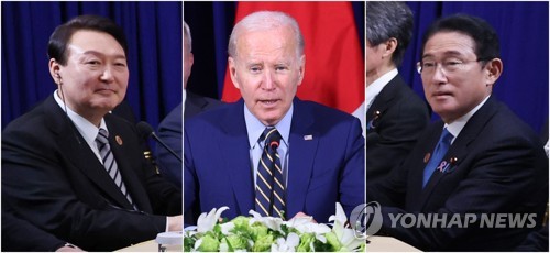 会談に出席した（左から）韓国の尹大統領、米国のバイデン大統領、日本の岸田首相＝１３日、プノンペン（聯合ニュース）