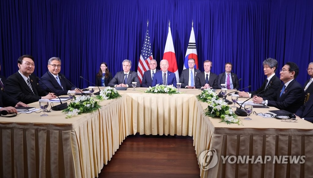 지난해 11월 프놈펜에서 만난 한미일 정상