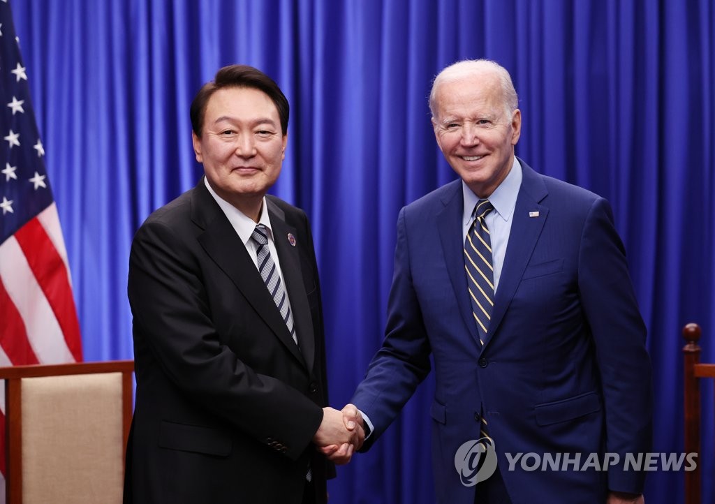 The file photo, taken Nov. 13, 2022, shows South Korean President Yoon Suk Yeol (L) and U.S. President Joe Biden posing for a photo during their summit at a hotel in Phnom Penh. (Yonhap)